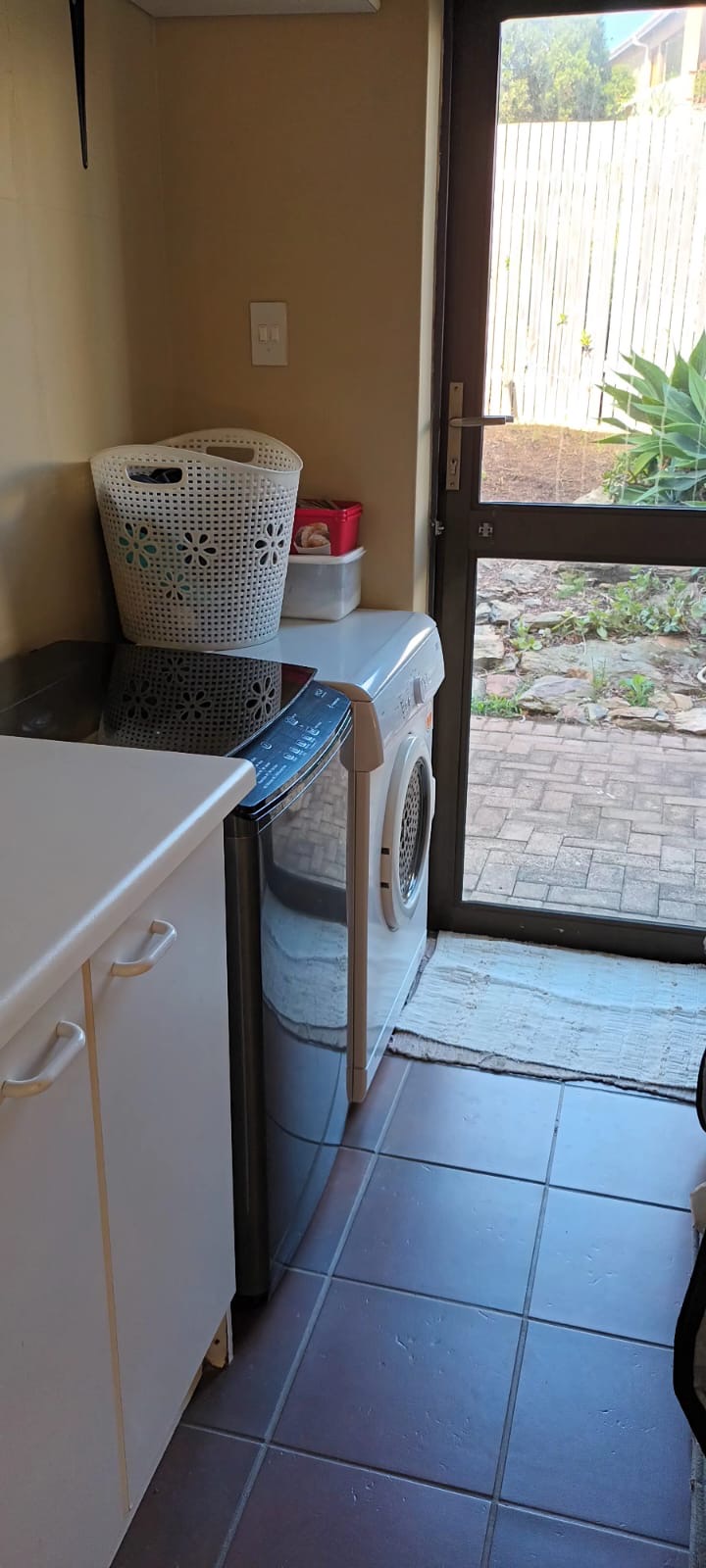To Let 1 Bedroom Property for Rent in Wavecrest Eastern Cape